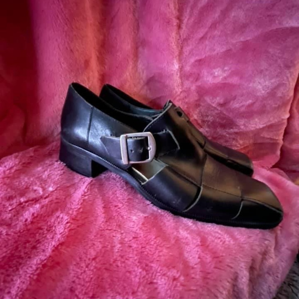 Buckle sandals
